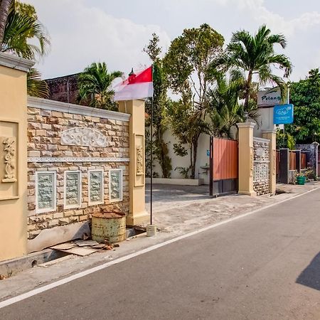 Oyo 3831 Pelangi Residence Syariah Surakarta  ภายนอก รูปภาพ